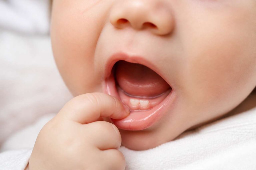 Éruptions dentaires chez l'enfant : guide complet
