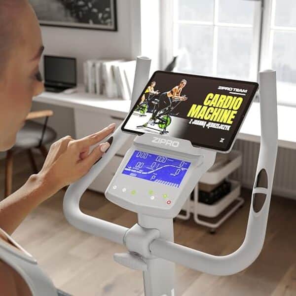 Découvrez notre test complet du vélo d'appartement Zipro Rave : connectivité, performances et efficacité pour votre entraînement à domicile.